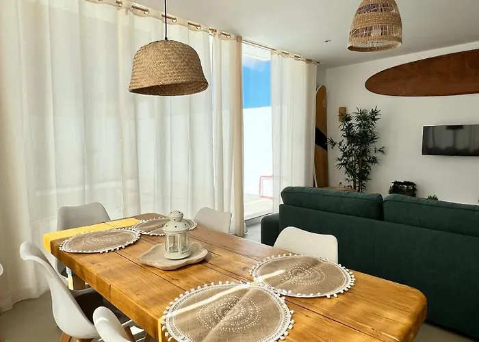 Surf House & Surf School קורלחו